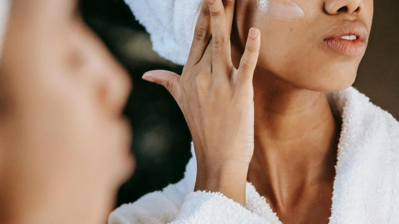Moisturizer menjadi langkah akhir penting untuk menjaga kelembapan kulit. (Sumber: Pexels).