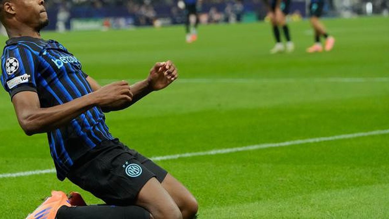 Denzel Dumfries merayakan golnya ke gawang Slavia Praha di ajang Liga Champions, Rabu (1/10/2025) (AP Photo/Luca Bruno)