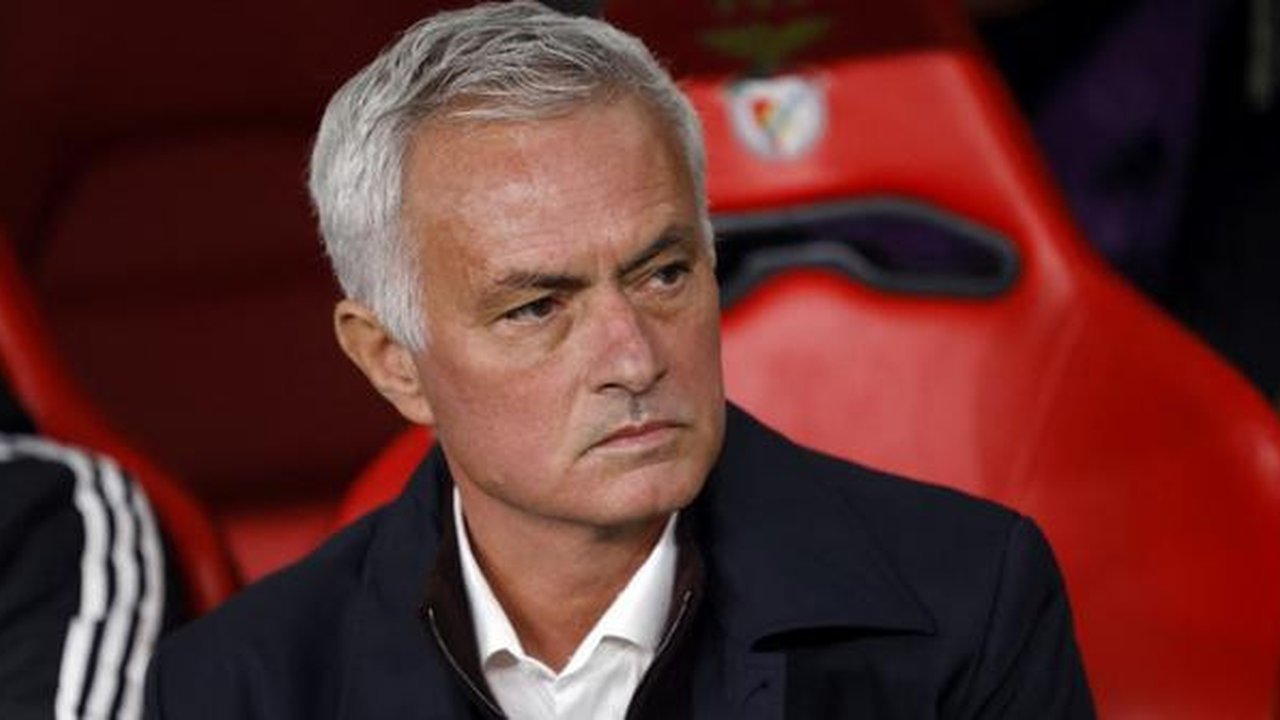 Pelatih kepala SL Benfica asal Portugal #00, Jose Mourinho, terlihat sebelum pertandingan liga Portugal antara SL Benfica dan Casa Pia AC di Estadio da Luz di Lisbon pada 9 November 2025. (FI