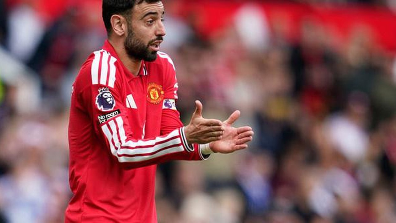 Ekspresi Bruno Fernandes di laga Manchester United vs Nottingham Forest, Minggu (17/5/2026) (AP Photo/Dave Thompson)