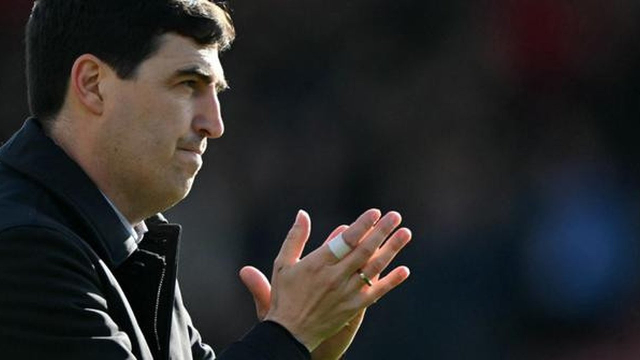 Manajer Bournemouth asal Spanyol, Andoni Iraola, memberikan tepuk tangan kepada para penggemar setelah pertandingan Liga Inggris antara Bournemouth dan Sunderland di Stadion Vitality di Bourn