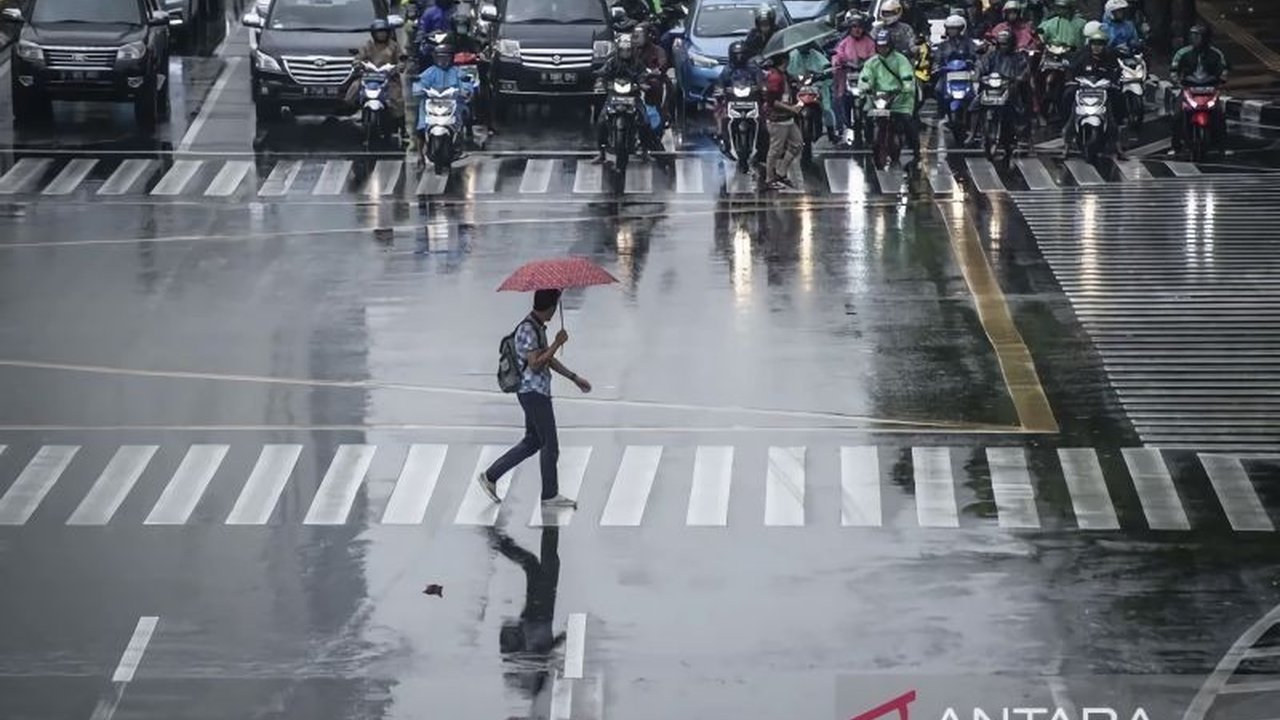 BMKG mengeluarkan prakiraan cuaca Jakarta untuk hari Minggu, 3 Mei, mayoritas wilayah diprediksi diselimuti awan tebal di pagi hari, dengan potensi hujan ringan hingga sedang di beberapa area.