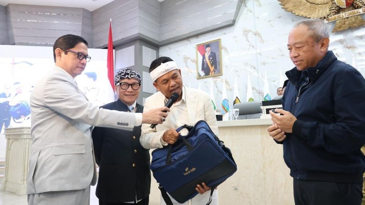 Gubernur Jawa Barat Dedi Mulyadi menepati janji memberikan bonus Rp1 miliar kepada Persib Bandung setelah hattrick juara Super League, dana Bonus Persib Dedi Mulyadi berasal dari penjualan sapi pribadinya.