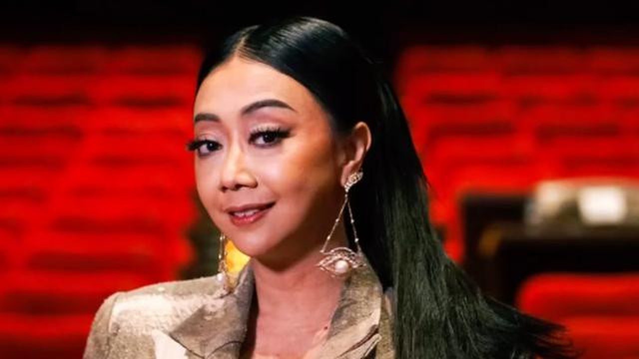 Bagi Asri Welas dan Dewi Gita, membintangi drama musikal Sangkala Nyimas Gandasari karya Denny Malik seperti kembali ke sekolah untuk belajar seni lagi.