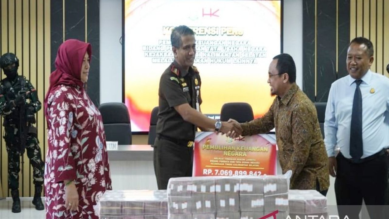 Kejaksaan Tinggi Kalimantan Selatan (Kejati Kalsel) berhasil memulihkan keuangan negara senilai Rp7,06 miliar terkait insiden Jembatan Pulau Laut. Keberhasilan ini menunjukkan peran Jaksa Pengacara Negara dalam mendukung pembangunan infrastruktur strategi