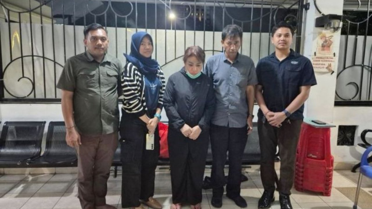 Tim gabungan kejaksaan berhasil menangkap buronan penggelapan Surabaya, Bo Feng Mei alias Henny Melany, yang telah menjadi daftar pencarian orang (DPO) selama 14 tahun, mengakhiri pelariannya dari jerat hukum.