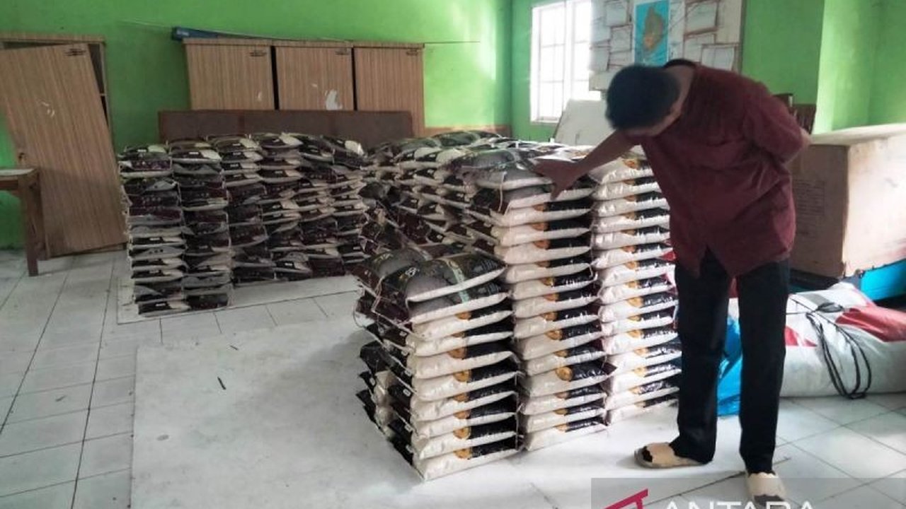 Pemerintah Kabupaten Aceh Barat menunjukkan kesiapsiagaan karhutla Aceh Barat dengan menyiagakan ratusan karung beras dan logistik lain. Langkah ini antisipasi dampak bencana alam.