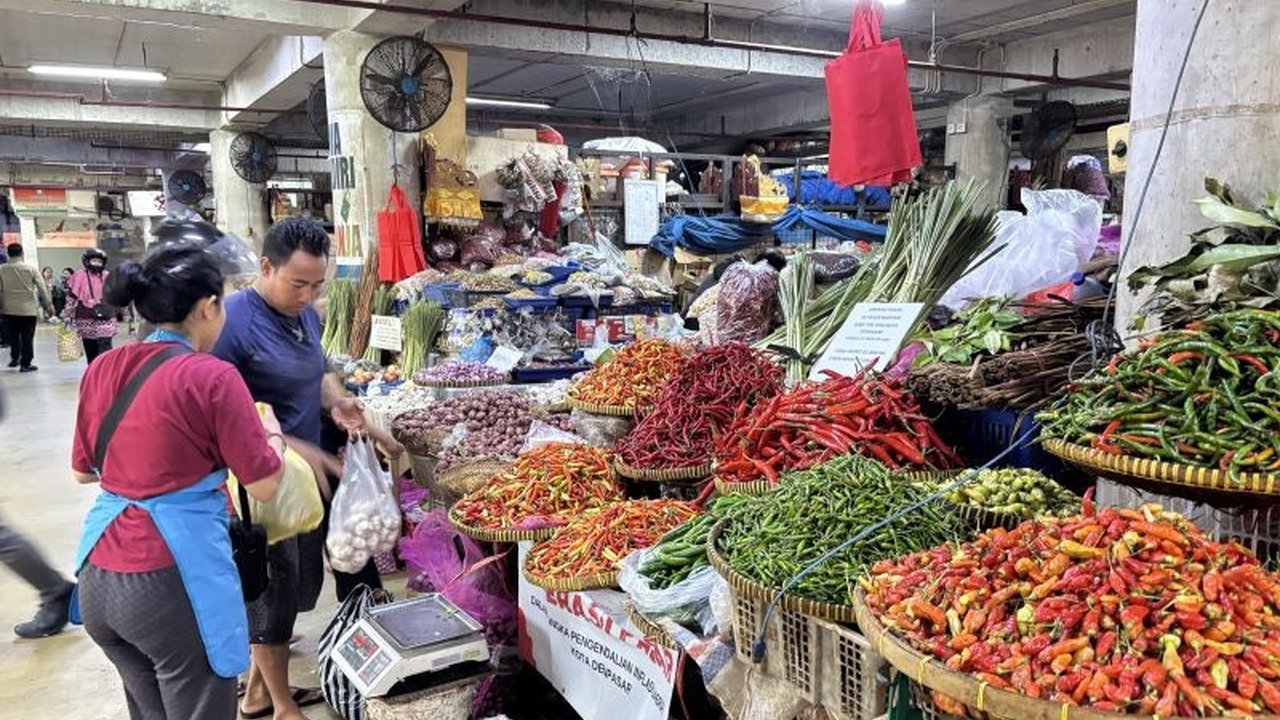Dinas Perindustrian dan Perdagangan (Disperindag) Bali bergerak cepat memetakan komoditas strategis. Langkah ini antisipasi potensi inflasi jelang Hari Raya Galungan dan Kuningan 2026, menjaga stabilitas harga dan pasokan.