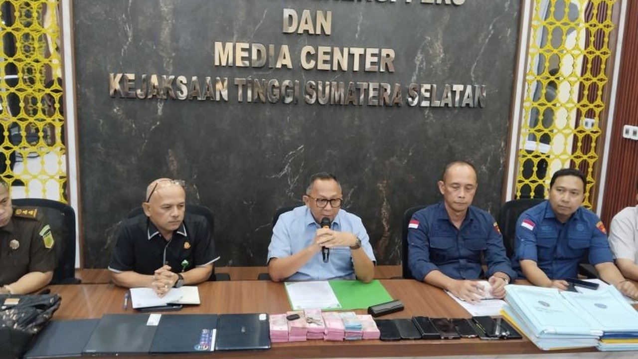 Kejaksaan Tinggi Sumatera Selatan (Kejati Sumsel) menetapkan Kepala Kantor Unit Penyelenggara Pelabuhan (KUPP) Kelas III Sungai Lumpur, IM, sebagai tersangka pemerasan izin pelayaran kapal usai operasi tangkap tangan (OTT) di Palembang, Kamis.