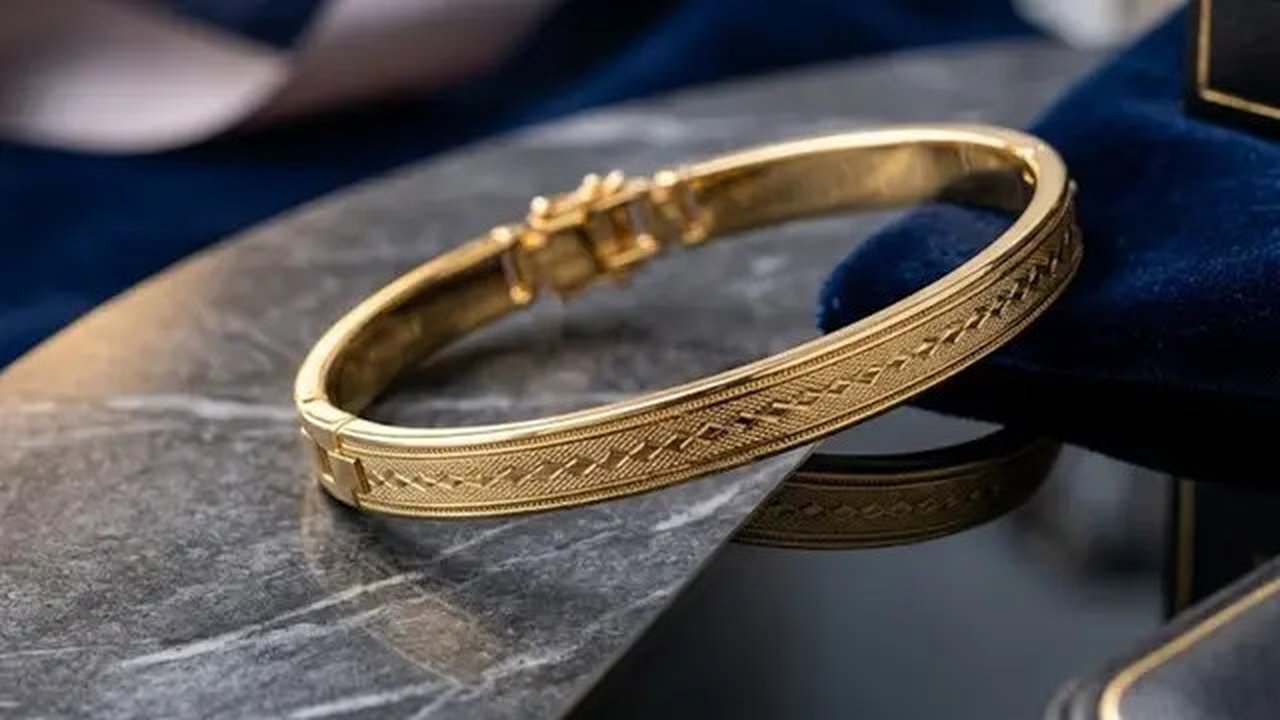 Model Gelang Emas yang Mudah Dijual Kembali (created by AI)