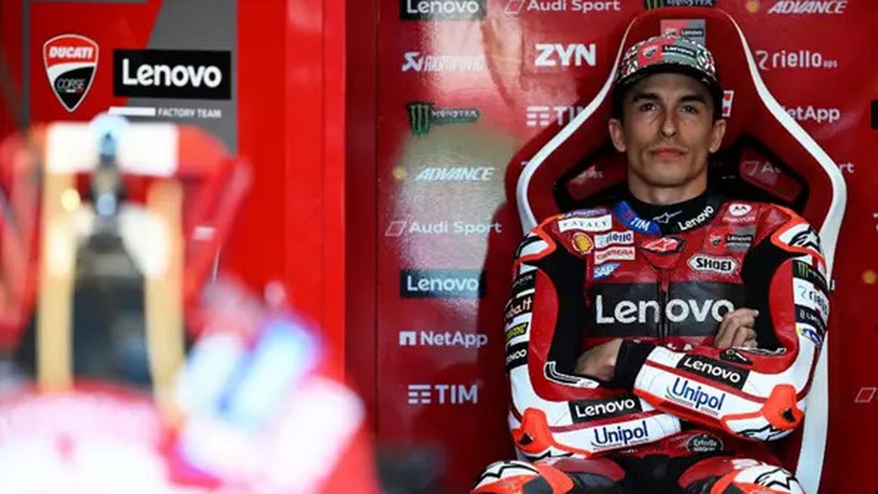 Pembalap MotoGP Spanyol dari Tim Ducati Lenovo, Marc Marquez, memperhatikan monitor saat duduk di pit-nya selama sesi latihan Grand Prix Moto GP Italia di sirkuit Mugello, di Mugello, dekat F