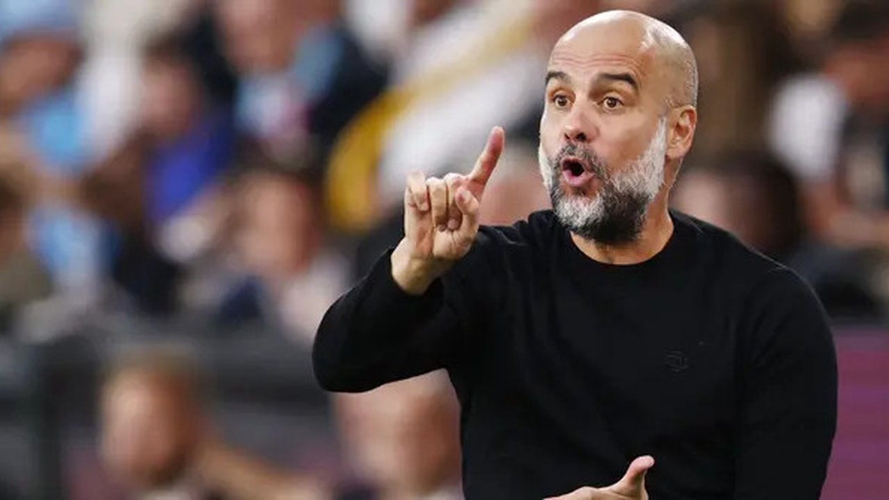 Momen menarik terjadi pada jeda babak pertama duel Burnley versus Manchester City. Ketika wasit meniup peluit tanda 45 menit pertama berakhir, Pep Guardiola tertangkap kemara berlari ke arah