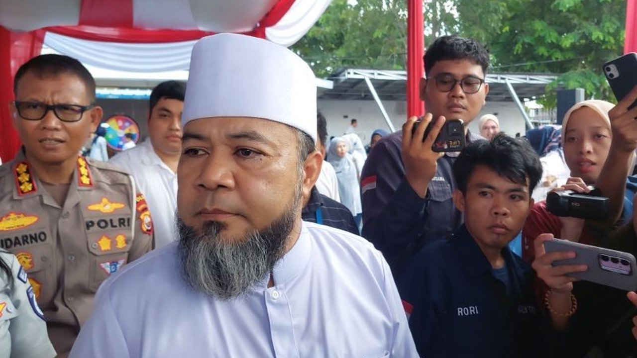 Gubernur Bengkulu Helmi Hasan mendesak Badan Keuangan dan Aset Daerah (BKAD) untuk segera mencairkan gaji ke-13 bagi Aparatur Sipil Negara (ASN) dan Pegawai Pemerintah dengan Perjanjian Kerja (PPPK) di lingkungan Pemprov Bengkulu, paling lambat Senin mend