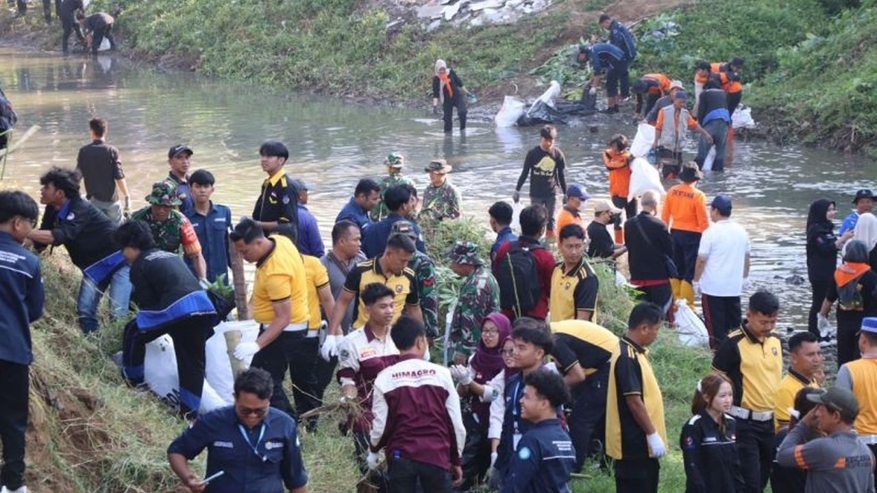 Mahasiswa Universitas Muria Kudus (UMK) bersama TNI-Polri dan masyarakat menggelar Aksi Bersih Sungai Gelis Kudus. Inisiatif ini bertujuan menjaga kelestarian lingkungan dan mencegah banjir, sekaligus memperkuat sinergi antarpihak.