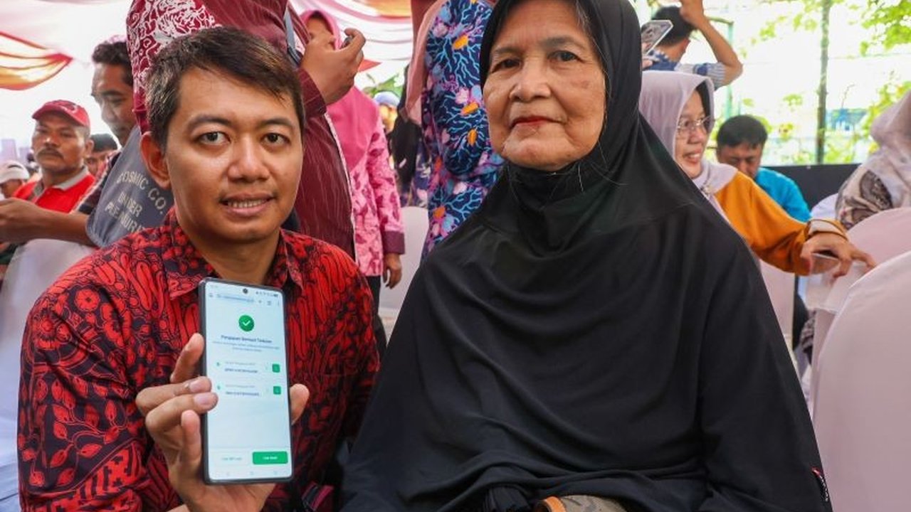 Kota Surabaya menjadi percontohan Program Perlinsos Digital, sebuah inovasi yang menjanjikan akurasi penyaluran bantuan sosial melalui integrasi data digital untuk keadilan sosial yang lebih baik.
