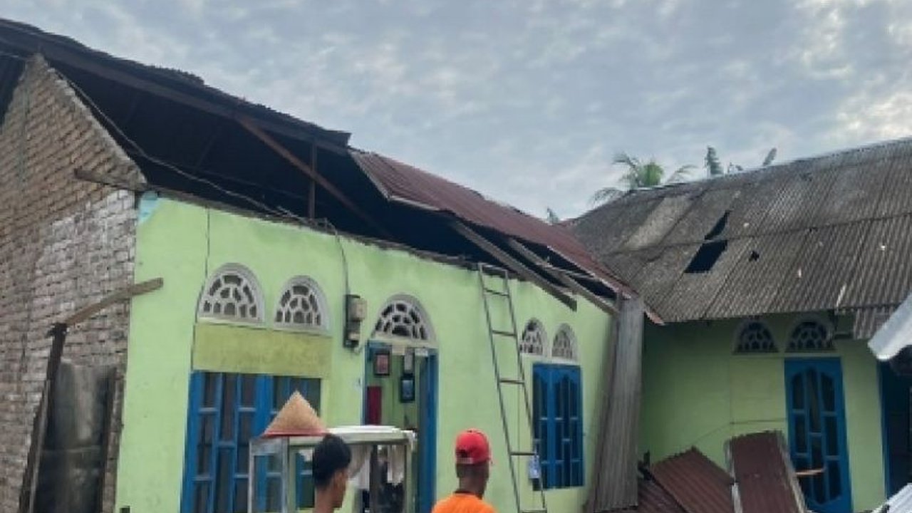 Cuaca ekstrem melanda Sumatera Utara, menyebabkan 20 rumah rusak parah di Kabupaten Serdangbedagai. Simak detail dampak dan upaya penanganan Dampak Cuaca Ekstrem Sumut di sini.