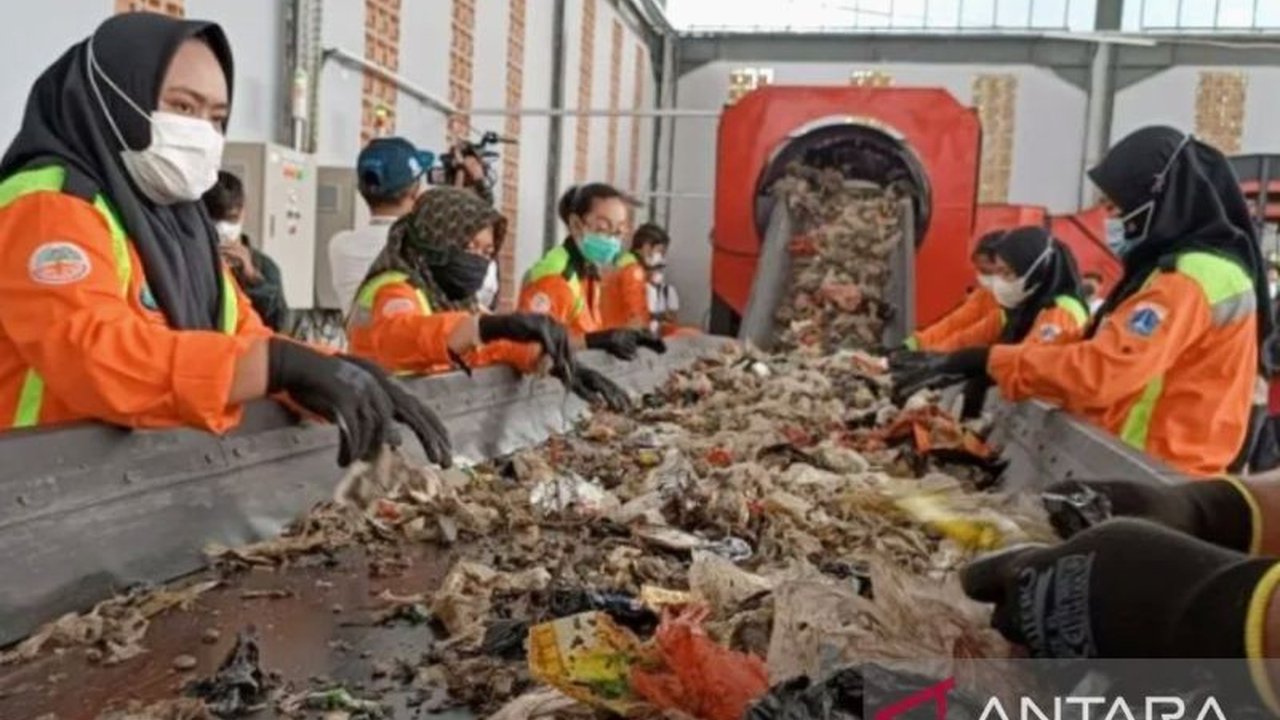 Bupati Karawang Aep Syaepuloh menyoroti tantangan besar dalam penanganan sampah Karawang yang baru menjangkau 17 dari 30 kecamatan, mendorong sinergi untuk solusi berkelanjutan.