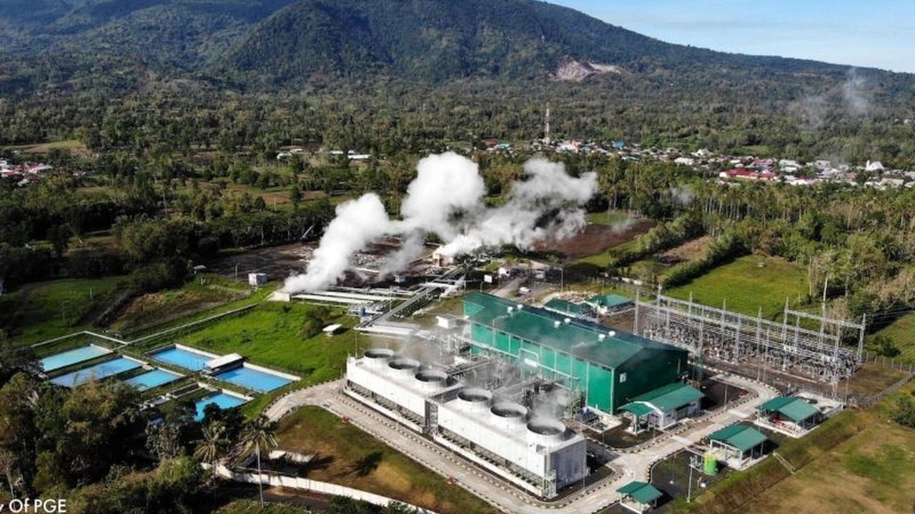 PT Pertamina Geothermal Energy Tbk (PGE) berhasil mengamankan pendanaan PGE Panas Bumi senilai 477,87 juta dolar AS atau sekitar Rp8,61 triliun untuk tiga proyek strategis, menandai langkah maju dalam pengembangan energi bersih nasional.