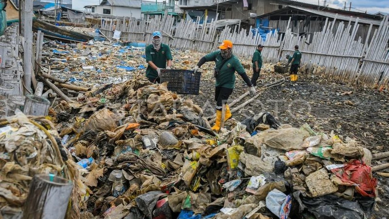 Upaya Penanganan Sampah Muara Angke di Jakarta Utara menghadapi tantangan besar dari sampah yang terus datang dari hulu, mendorong Pemprov DKI Jakarta untuk mempercepat pembersihan dan mengedukasi masyarakat.