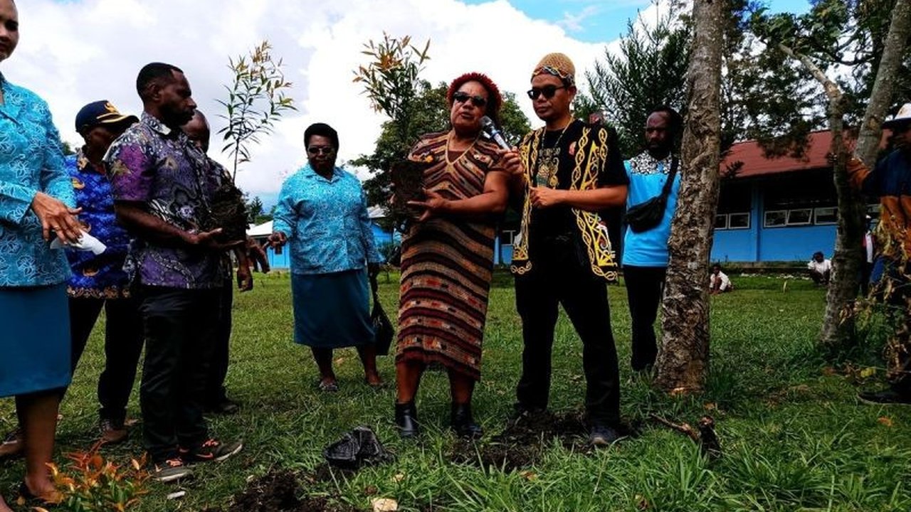 Pemerintah Provinsi Papua Pegunungan menginisiasi gerakan Generasi Muda Papua Pegunungan Tanam Pohon untuk menjaga ekosistem alam, menanamkan kesadaran lingkungan sejak dini.