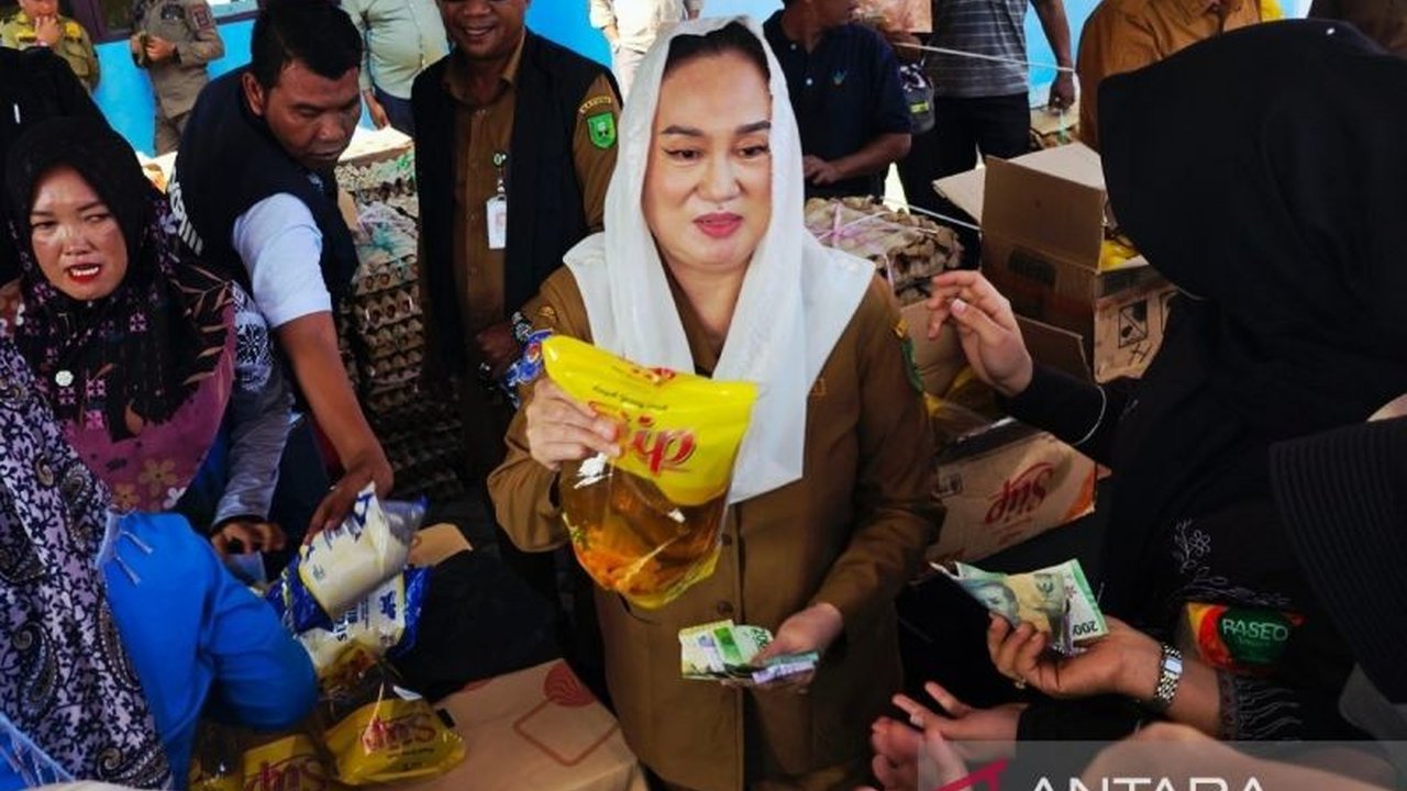 Pemerintah Kabupaten Natuna menggelar Pasar Murah di Bunguran Barat untuk menjaga daya beli masyarakat terhadap kebutuhan pokok dan menstabilkan harga di tengah kondisi ekonomi yang belum stabil.
