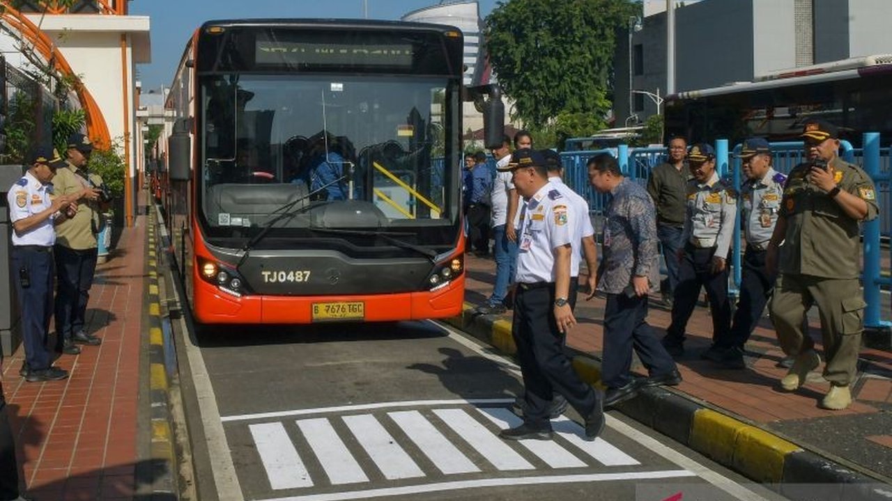 Dinas Perhubungan DKI Jakarta siapkan strategi komprehensif hadapi rencana penyesuaian tarif Transjabodetabek, fokus pada sosialisasi, perluasan tarif integrasi, dan peningkatan layanan demi menarik minat pengguna.