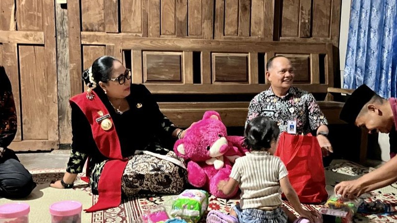 Bupati Gunungkidul Endah Subekti Kuntariningsih meninjau langsung kondisi balita korban dugaan kekerasan ibu kandung di Patuk, menegaskan komitmen Pemkab dalam Perlindungan Anak Gunungkidul.