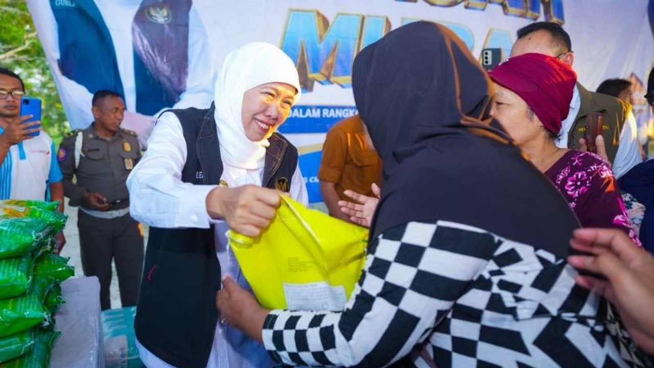 Gubernur Khofifah Indar Parawansa memastikan Stok Bahan Pokok Aman dan terjangkau bagi masyarakat Ngawi melalui gelaran pasar murah, sekaligus mengendalikan inflasi daerah.