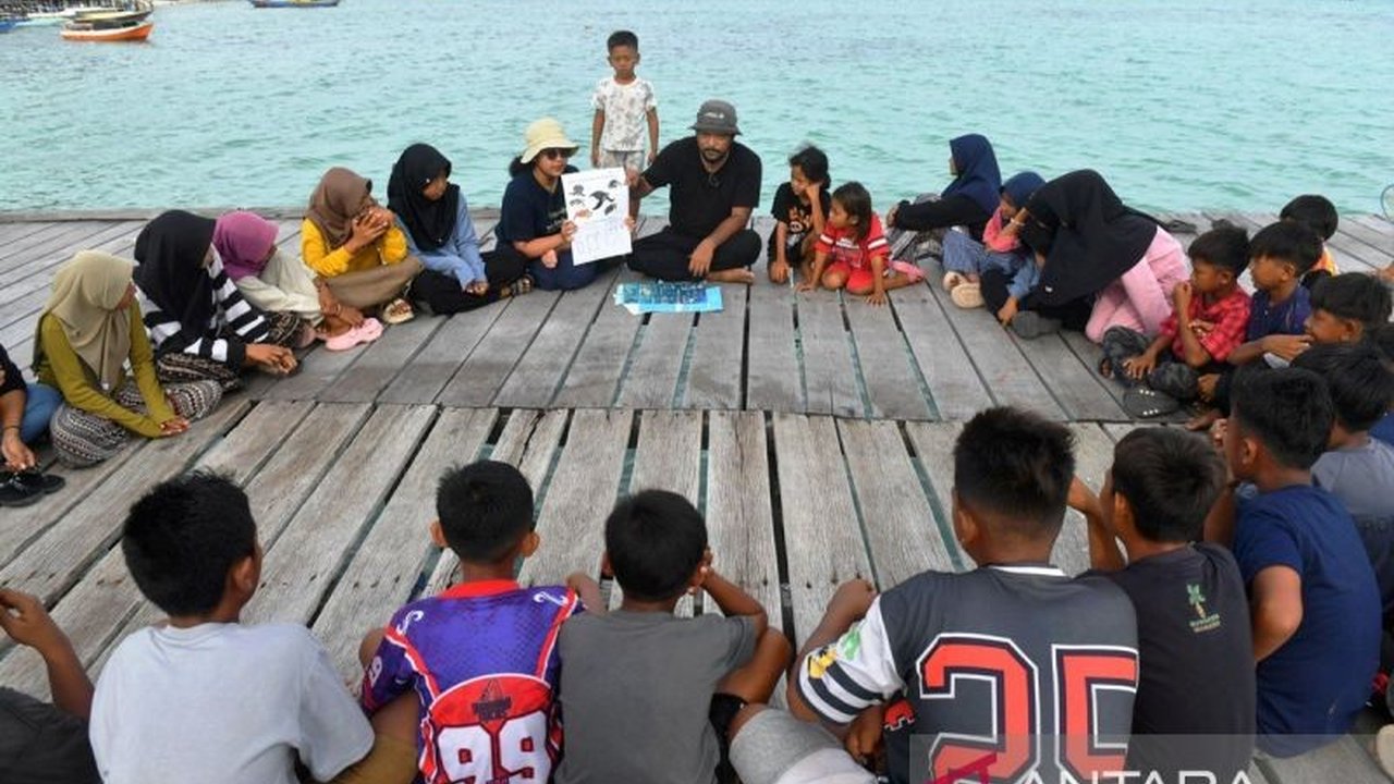 Yayasan Konservasi Alam Nusantara (YKAN) bersama Pemerintah Kabupaten Berau gencar lakukan edukasi konservasi penyu sejak dini. Anak-anak diajak memahami peran penting penyu dan ancaman terhadapnya, demi keberlanjutan ekosistem laut.