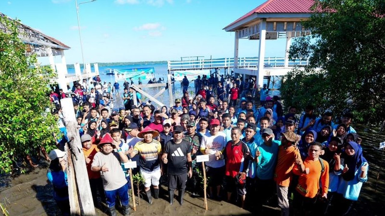 Gubernur Sulawesi Selatan bersama para pelajar beraksi dalam Penanaman Mangrove Selayar, menanam 1.000 pohon untuk lindungi pesisir dan masa depan. Simak detailnya!
