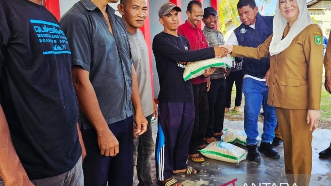 Pemerintah Kabupaten Natuna menyalurkan bantuan beras kepada keluarga rawan pangan kronis, khususnya Desil 1-2 Data Tunggal Sosial Ekonomi Nasional (DTSEN), sebagai upaya meringankan beban ekonomi. Program bantuan beras Natuna ini diharapkan dapat memenuh