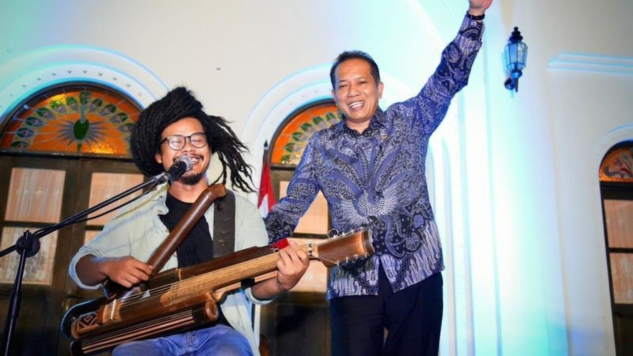 Menteri Koperasi Ferry Juliantono menegaskan peran vital koperasi sebagai ujung tombak transformasi Ekonomi Pancasila, mendorong kemandirian produksi nasional dan mengatasi gempuran produk impor yang masif.