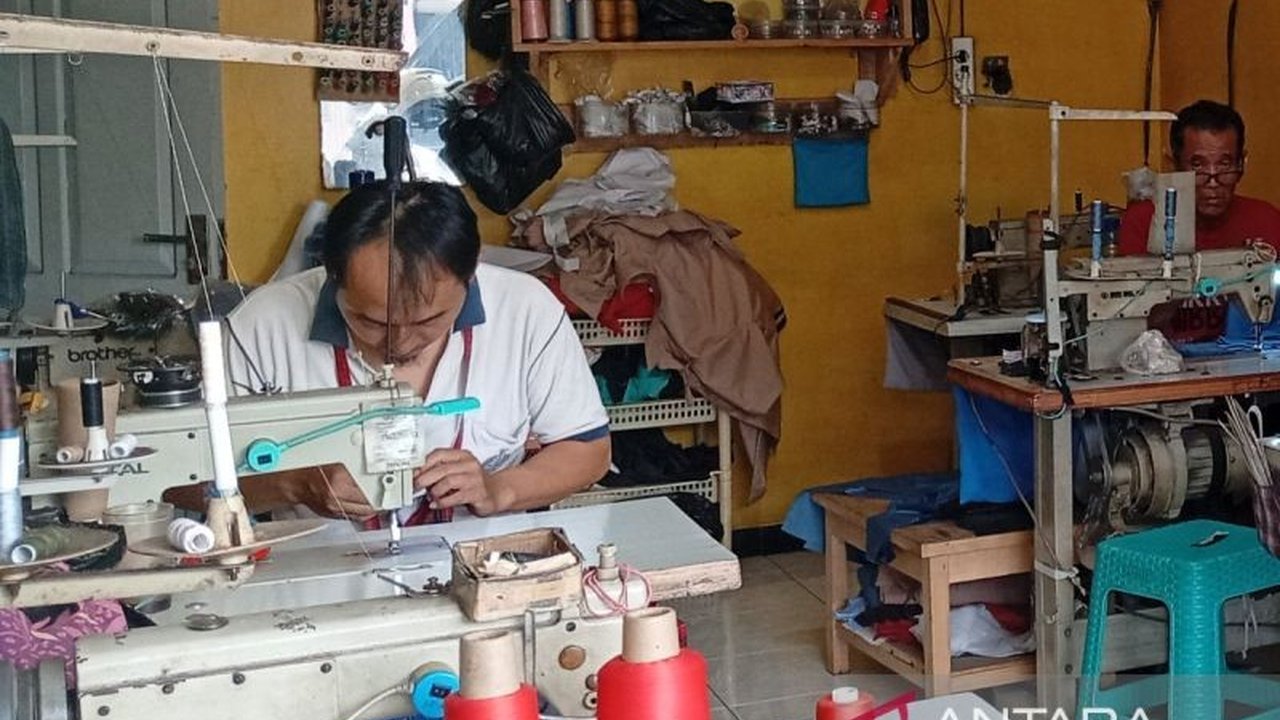 Asosiasi Pengusaha Mikro Kecil dan Menengah Kabupaten Banyumas (Aspikmas) mendorong UMKM konveksi Banyumas perluas pasar dan diversifikasi segmen usaha. Strategi ini penting agar pelaku usaha tetap tangguh menghadapi dinamika pasar dan menjaga keberlanjut