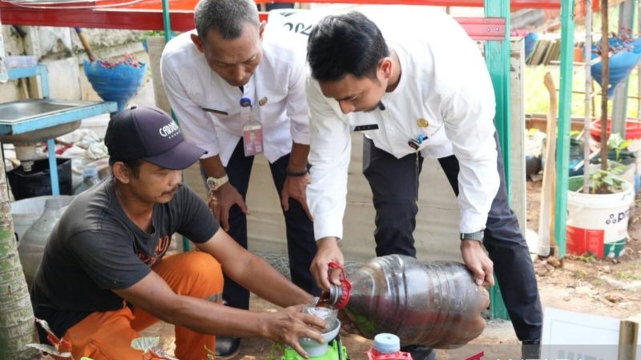 Kelurahan Cawang di Jakarta Timur gencar mengoptimalkan pengolahan sampah berbasis sumber, termasuk organik dan anorganik, untuk menekan volume sampah yang dikirim ke TPST Bantar Gebang. Simak inovasi dan dampaknya!