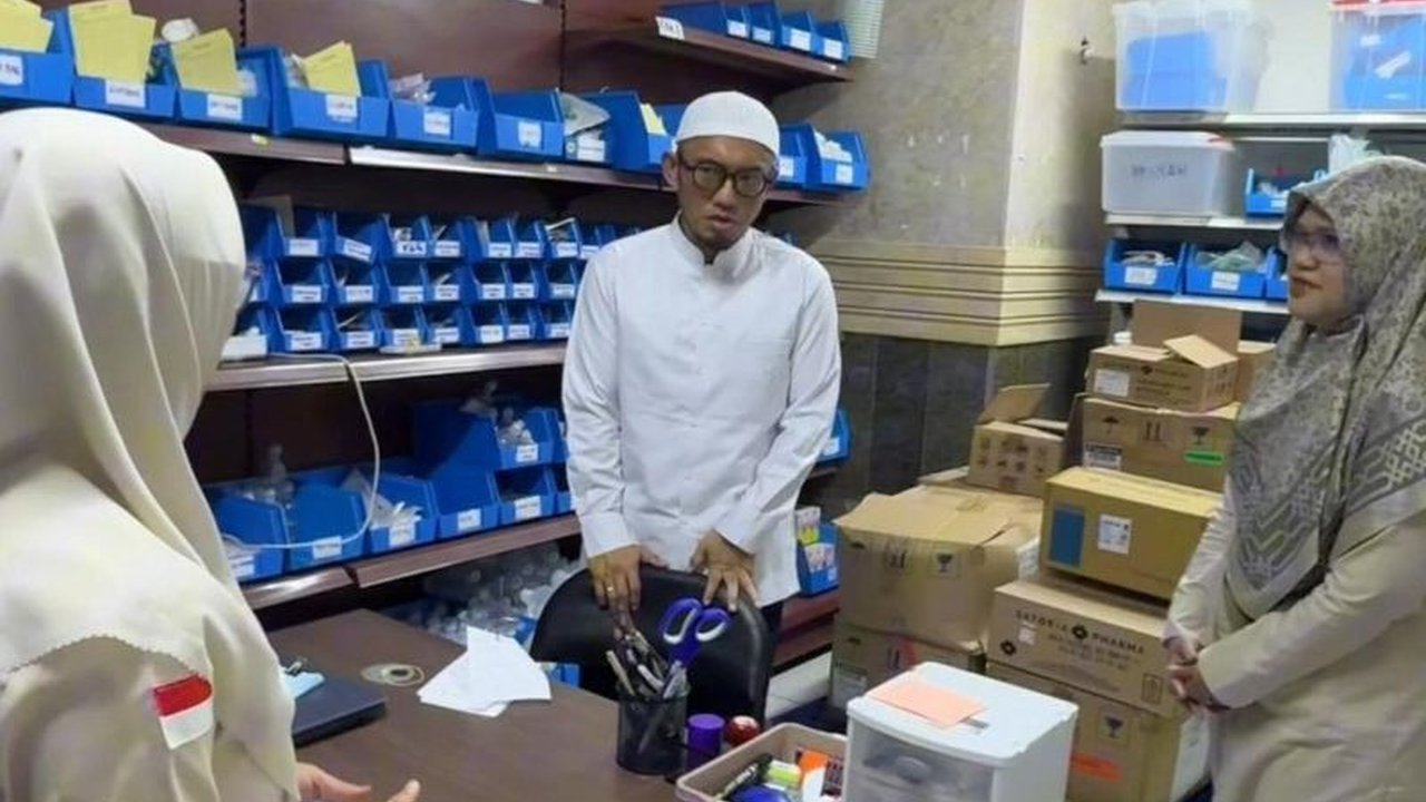 Wakil Menteri Haji dan Umrah Dahnil Anzar Simanjuntak menekankan pentingnya Kesiapsiagaan Petugas Kesehatan Haji di Madinah untuk menyambut jemaah gelombang kedua yang berpotensi kelelahan setelah Armuzna, memastikan layanan prima.
