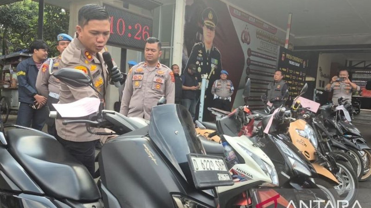 Polres Cimahi meringkus 13 tersangka spesialis curanmor dalam Operasi Jaran Lodaya, mengungkap sembilan laporan polisi dan menyita barang bukti. Ini bukti komitmen memberantas kejahatan curanmor.