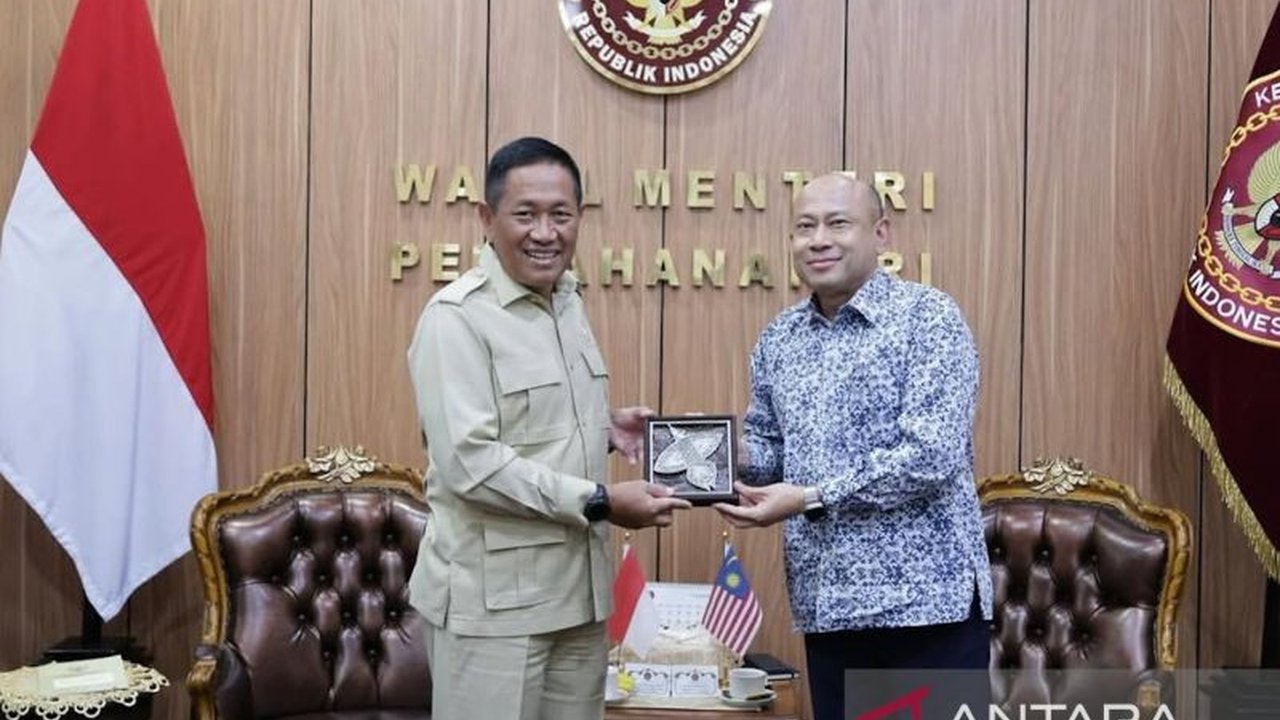 Kementerian Pertahanan (Kemhan) RI mempererat Kerja Sama Pertahanan Indonesia Malaysia melalui pertemuan bilateral dengan Kemhan Malaysia, membahas ADMM Plus dan perluasan latihan bersama untuk stabilitas regional.