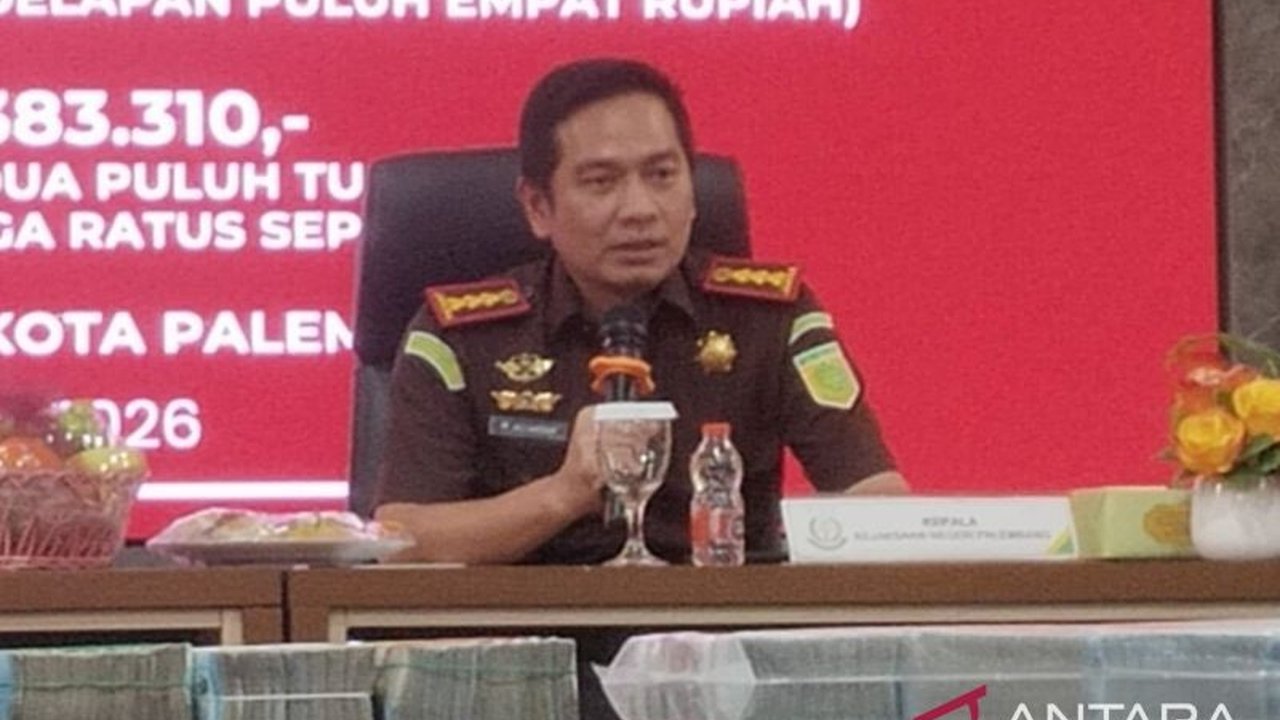 Kejaksaan Negeri Palembang berhasil pulihkan keuangan negara hingga Rp30 miliar dari berbagai perkara, melampaui target tahunan dan menunjukkan komitmen kuat dalam penegakan hukum.