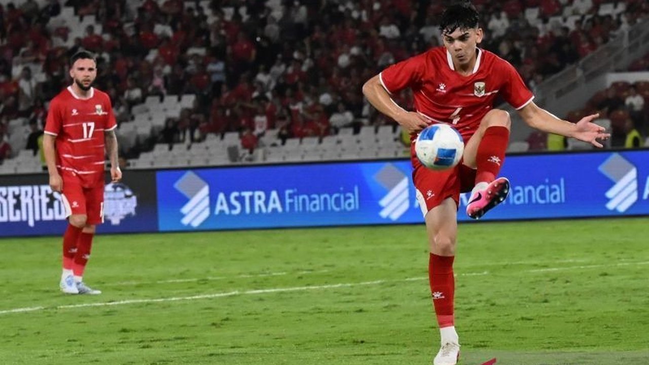 Bek muda Mathew Baker berhasil mencetak rekor sebagai pemain termuda yang debut di Timnas Senior Indonesia, berkat arahan dan dukungan penuh dari Kevin Diks.