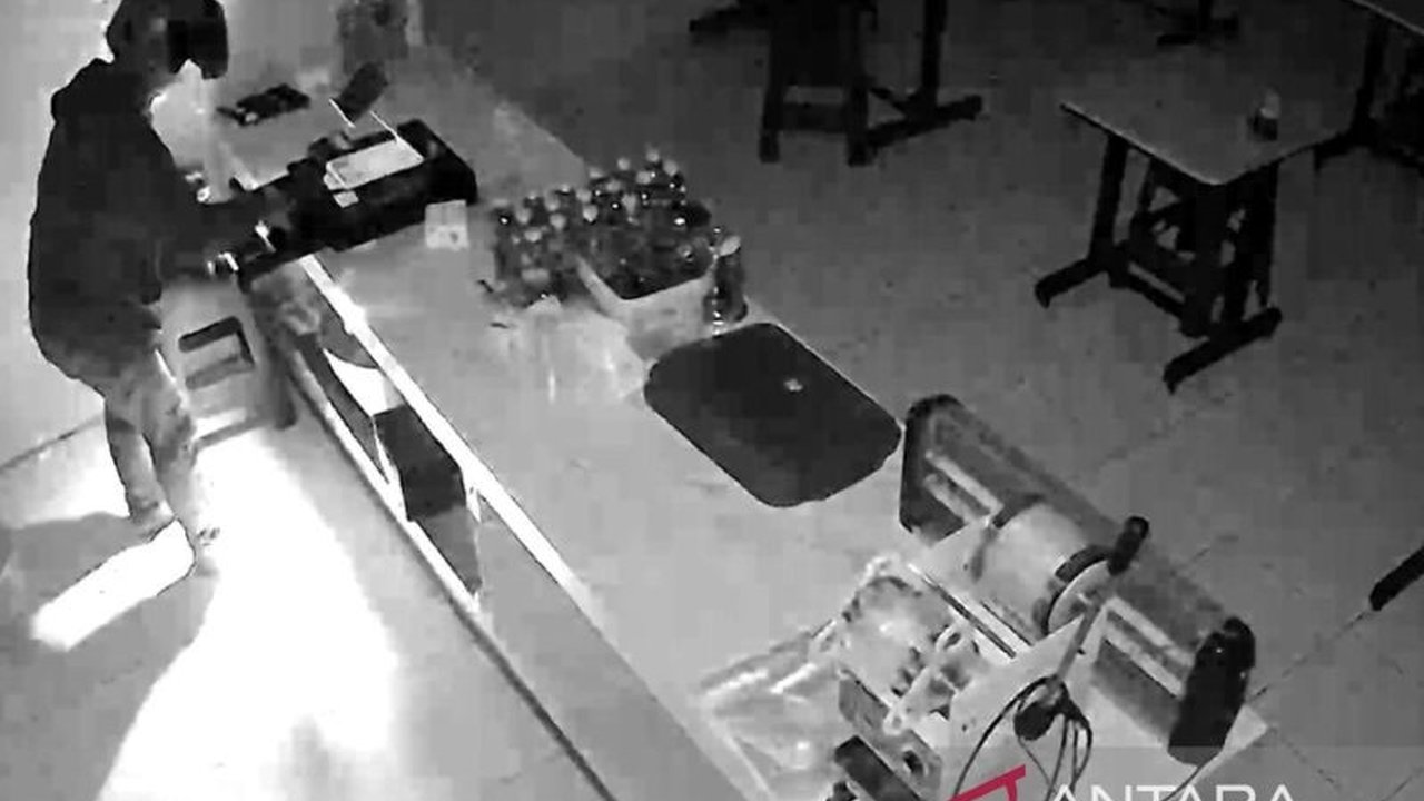 Aparat kepolisian sedang memburu dua pelaku pembobolan toko ayam krispi di Makassar yang terekam CCTV, dengan kerugian mencapai jutaan rupiah.
