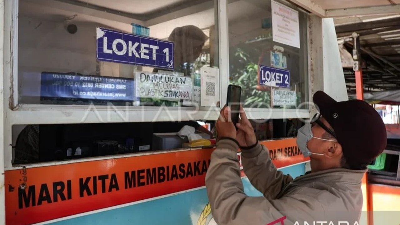Kebijakan penghapusan denda Pajak Kendaraan Bermotor (PKB) di Sulawesi Selatan berhasil mendongkrak pendapatan pajak hingga Rp8 miliar per hari, menunjukkan antusiasme masyarakat yang tinggi terhadap program keringanan ini.