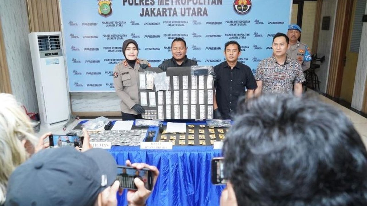 Satuan Reserse Narkoba Polres Metro Jakarta Utara berhasil mengungkap praktik peredaran etomidate secara terselubung di sebuah tempat hiburan malam, dengan pelaku menyasar pembeli secara selektif dan juga melalui jaringan online.