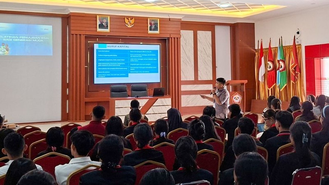 Balai Bahasa Provinsi Nusa Tenggara Timur (BBP NTT) memfasilitasi generasi muda untuk meningkatkan keterampilan menulis esai dan menuangkan gagasan sistematis melalui bimbingan teknis Krida Duta Bahasa.