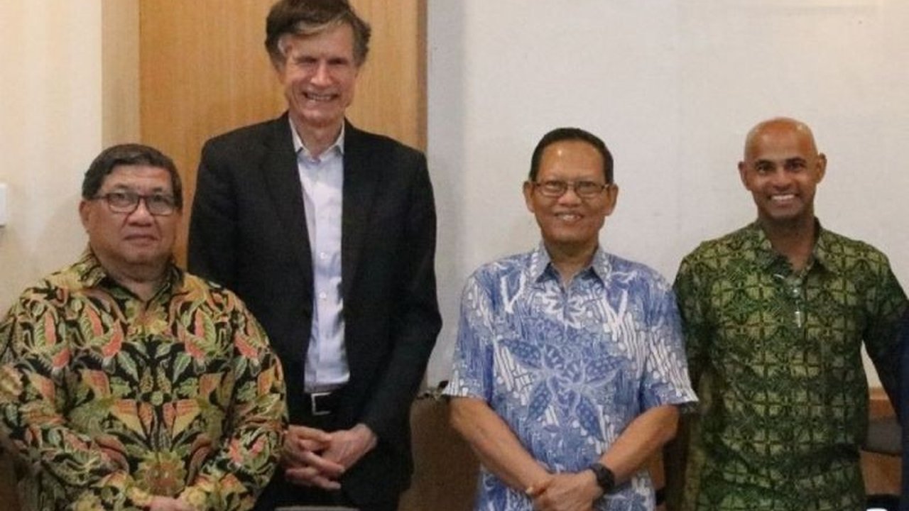 Asosiasi Pengusaha Hutan Indonesia (APHI) bersama New Forests menjajaki peluang kerja sama pengelolaan hutan lestari di Indonesia. Inisiatif ini diharapkan mendorong pertumbuhan ekonomi hijau dan ketahanan iklim masa depan.