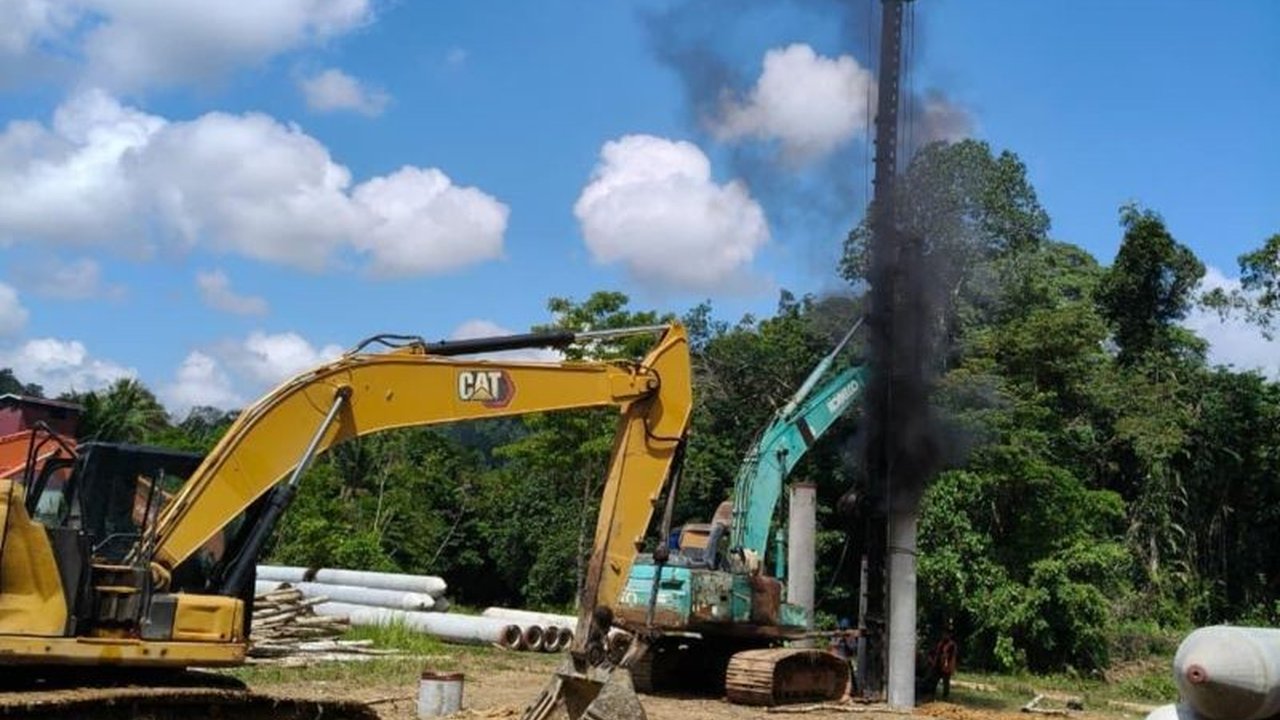 BPJN Kalbar tegaskan pembangunan Jembatan Gantung Desa Alam Pakuan di Ketapang tetap 'on schedule'. Bantah tudingan mangkrak, BPJN jelaskan progres, pendanaan APBN, dan penanganan material rusak proyek vital ini.