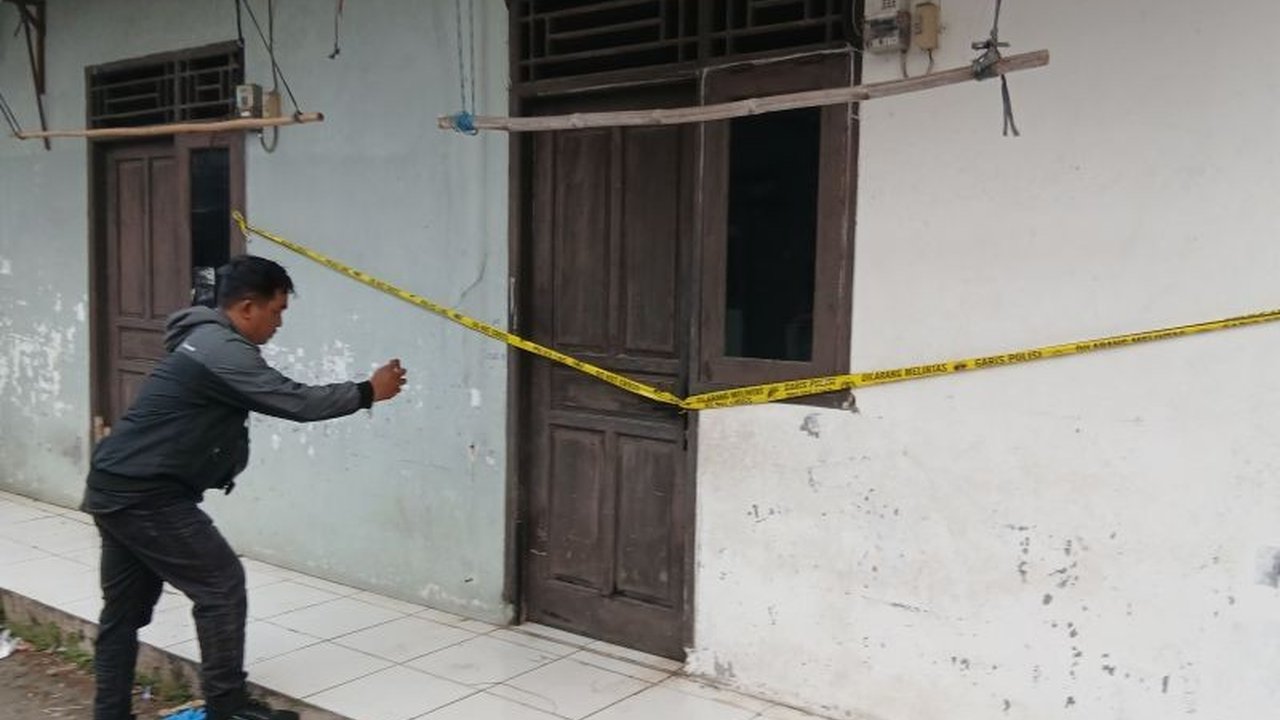 Dua terduga pelaku pembunuhan seorang pedagang cilok di Tangerang, yang merupakan ayah dan anak, berhasil ditangkap polisi. Penangkapan ini membawa titik terang dalam kasus pembunuhan pedagang cilok yang menggegerkan warga Cikupa.