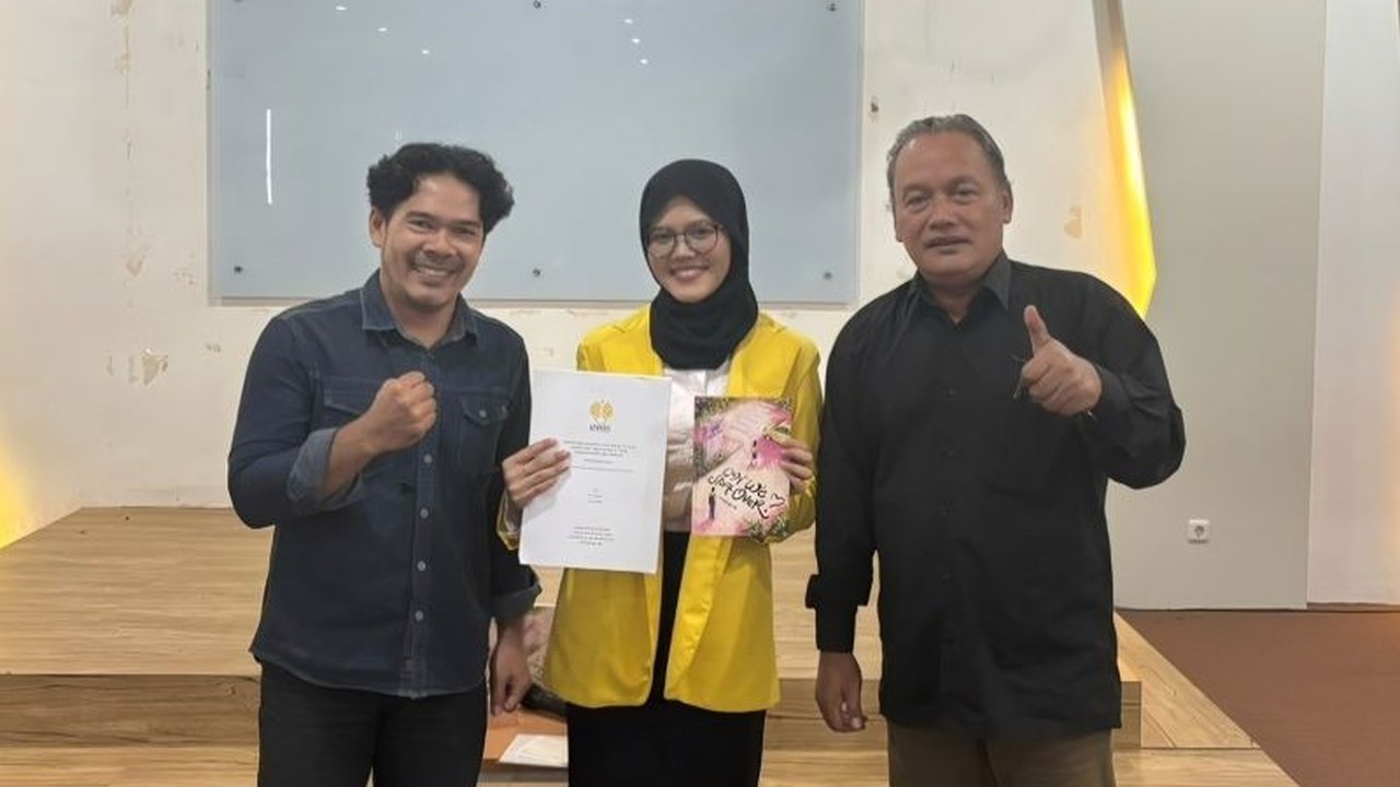 Ita Kurniawati, mahasiswi Sastra Indonesia Unnes, berhasil lulus dengan mempresentasikan novel karyanya. Ini menjadi bukti inovasi dan fleksibilitas Unnes dalam mengakui karya kreatif sebagai tugas akhir.