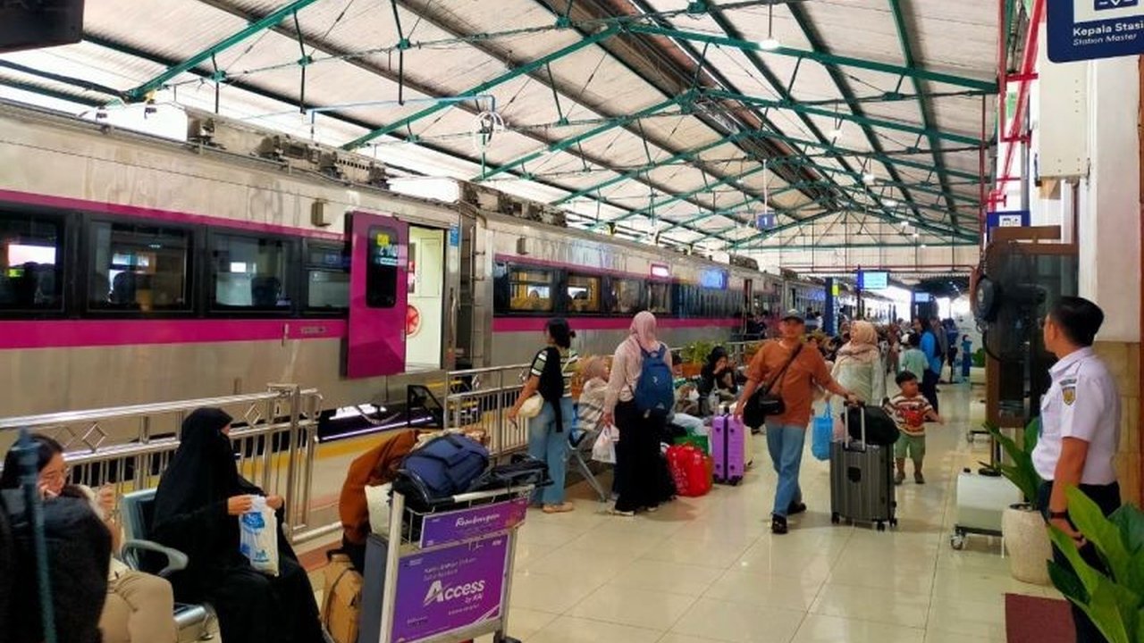 PT Kereta Api Indonesia (Persero) Daerah Operasi (Daop) 7 Madiun menawarkan diskon tiket KA sebesar 30 persen untuk perjalanan selama liburan sekolah, mendorong mobilitas masyarakat dan mendukung ekonomi lokal.