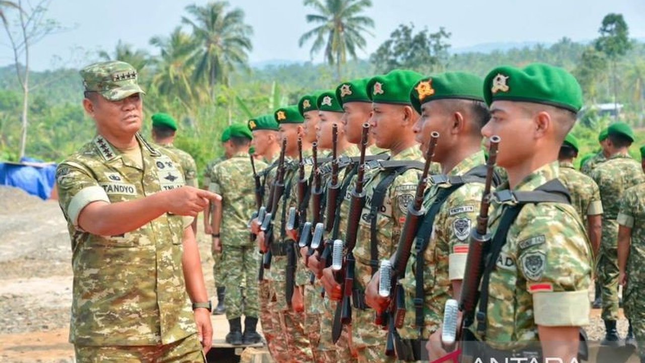 Jenderal TNI Tandyo Budi Revita, Wakil Panglima TNI, meninjau pembangunan Batalyon Infanteri Teritorial Pembangunan (Yonif TP) 842/Badak Sakti di Pandeglang untuk memastikan kesiapan prajurit dan fasilitas.