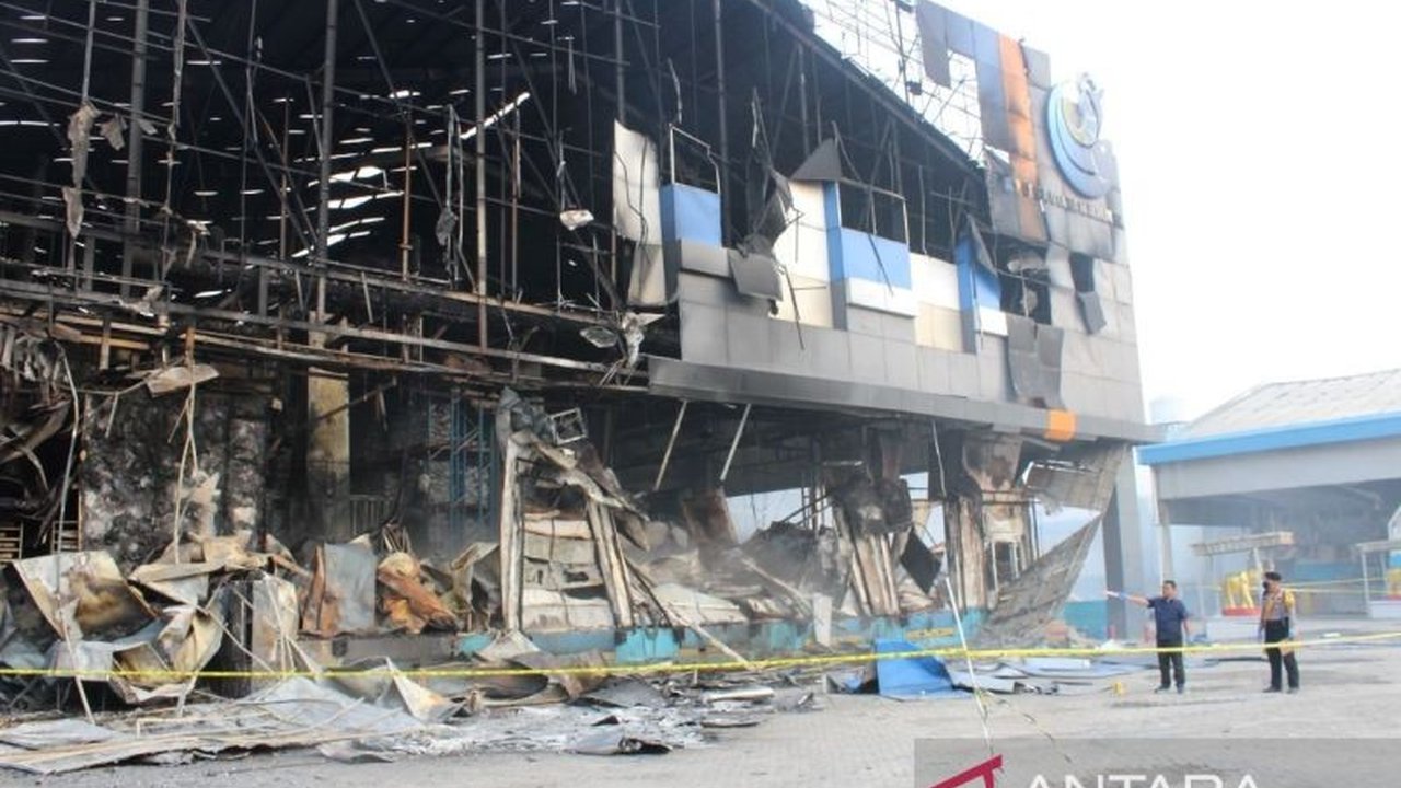 Kepolisian sedang menyelidiki penyebab kebakaran hebat yang melanda empat gudang cold storage milik PT Dua Putra Utama Makmur di Pati, Jawa Tengah. Insiden ini terjadi pada Sabtu pagi dan menghanguskan sejumlah bangunan penyimpanan bahan baku.